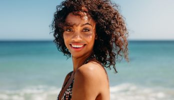 5 dicas para cuidar do cabelo na praia e arrasar neste verão