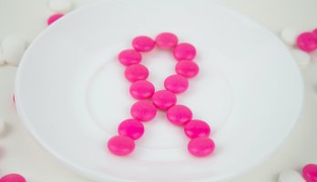 Outubro Rosa: a importância do autocuidado e das vitaminas para a saúde da mulher