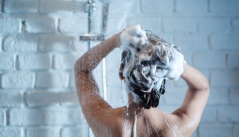 Veja os cuidados essenciais para lavar o cabelo