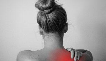 mulher com dor nas costas sintomas da estafa
